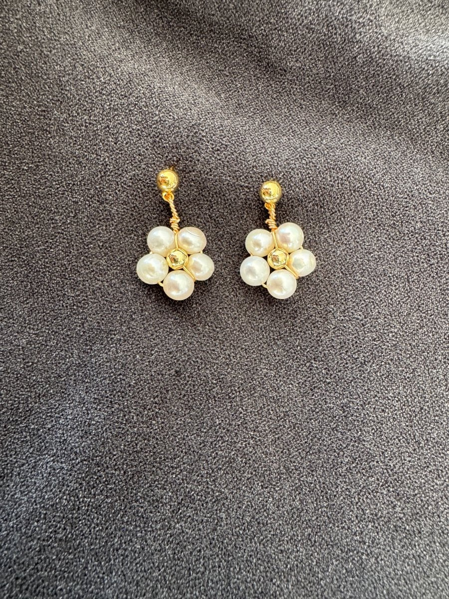 Daisy pearl earrings