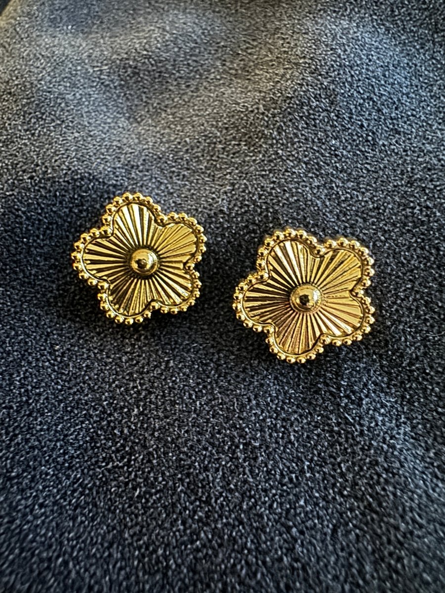 Gold flower style necklace