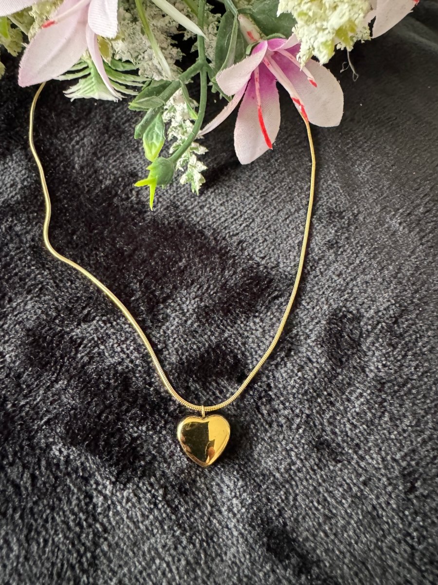 Gold heart necklace π