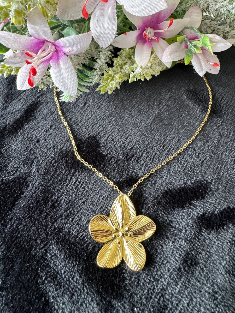 Large flower necklace