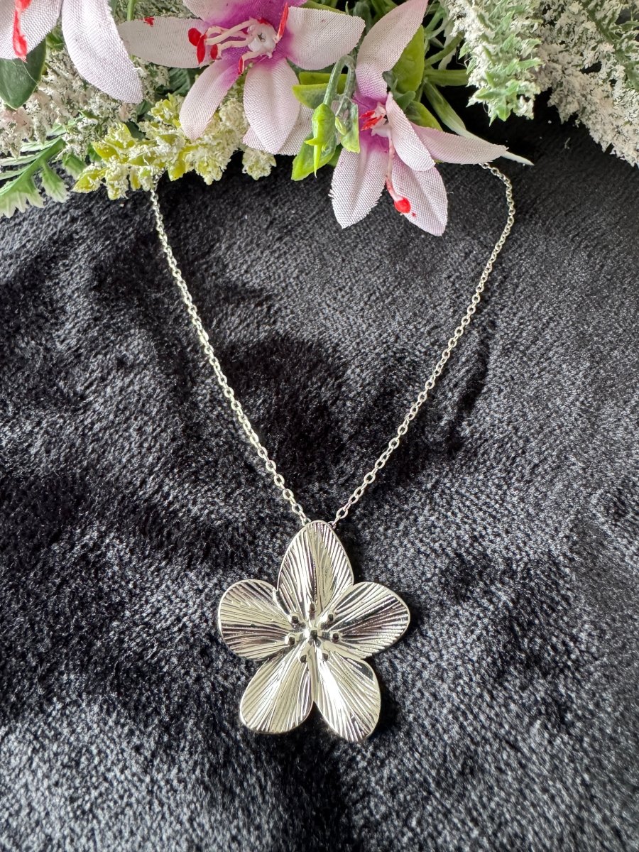 Large flower necklace