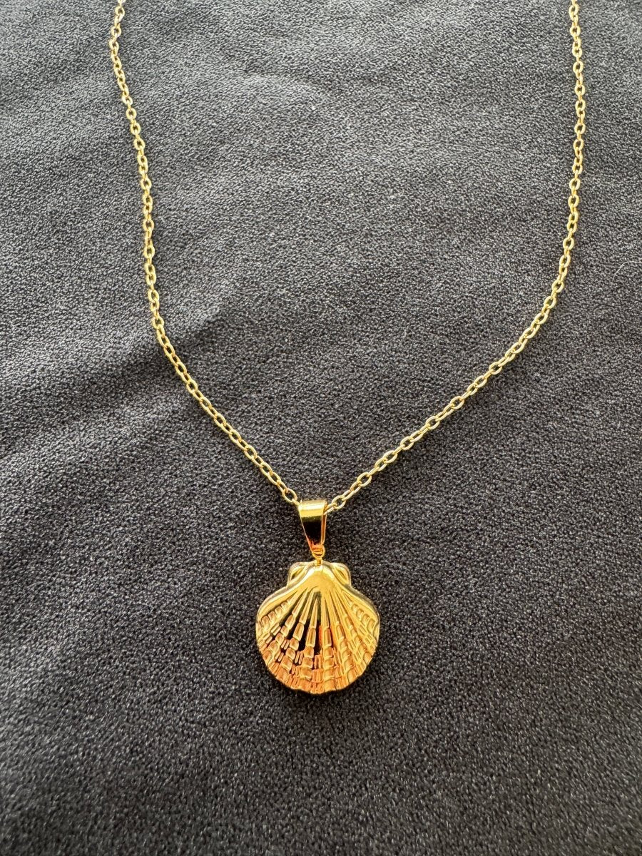 Small scallop necklace