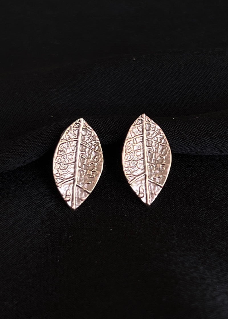 Detailed leaf earrings - Nickel free