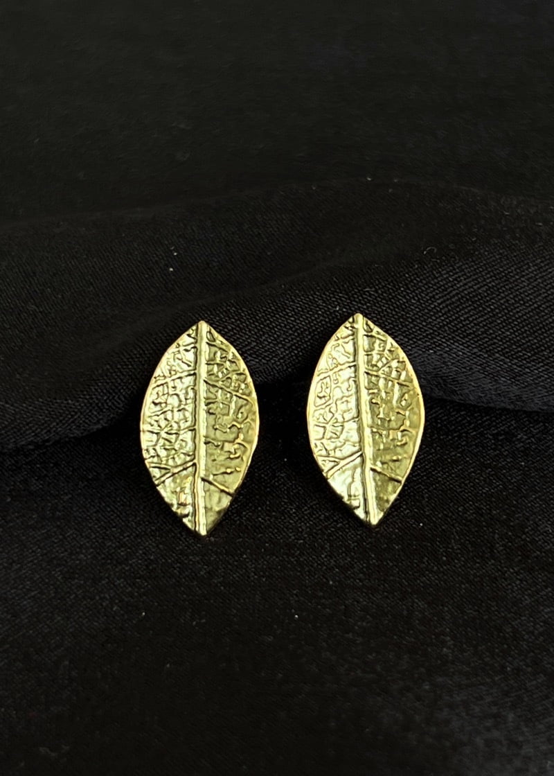Detailed leaf earrings - Nickel free
