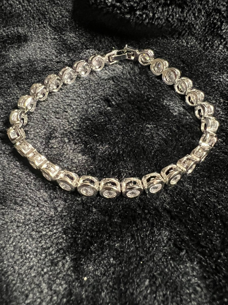 Eternity line bracelet