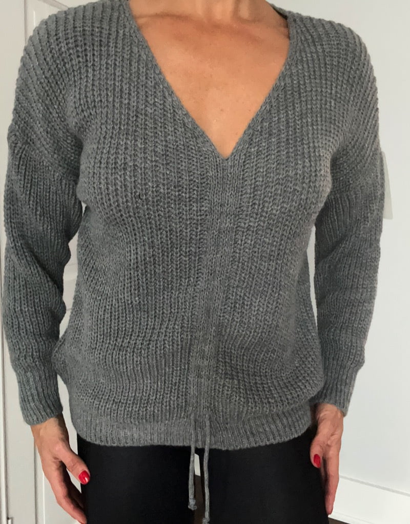 The versatile Jumper with pull through front