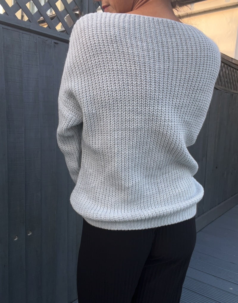 The versatile Jumper with pull through front