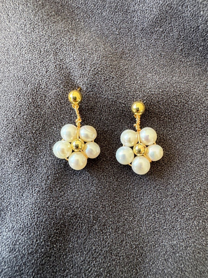 Daisy pearl earrings