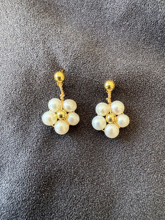 Daisy pearl earrings