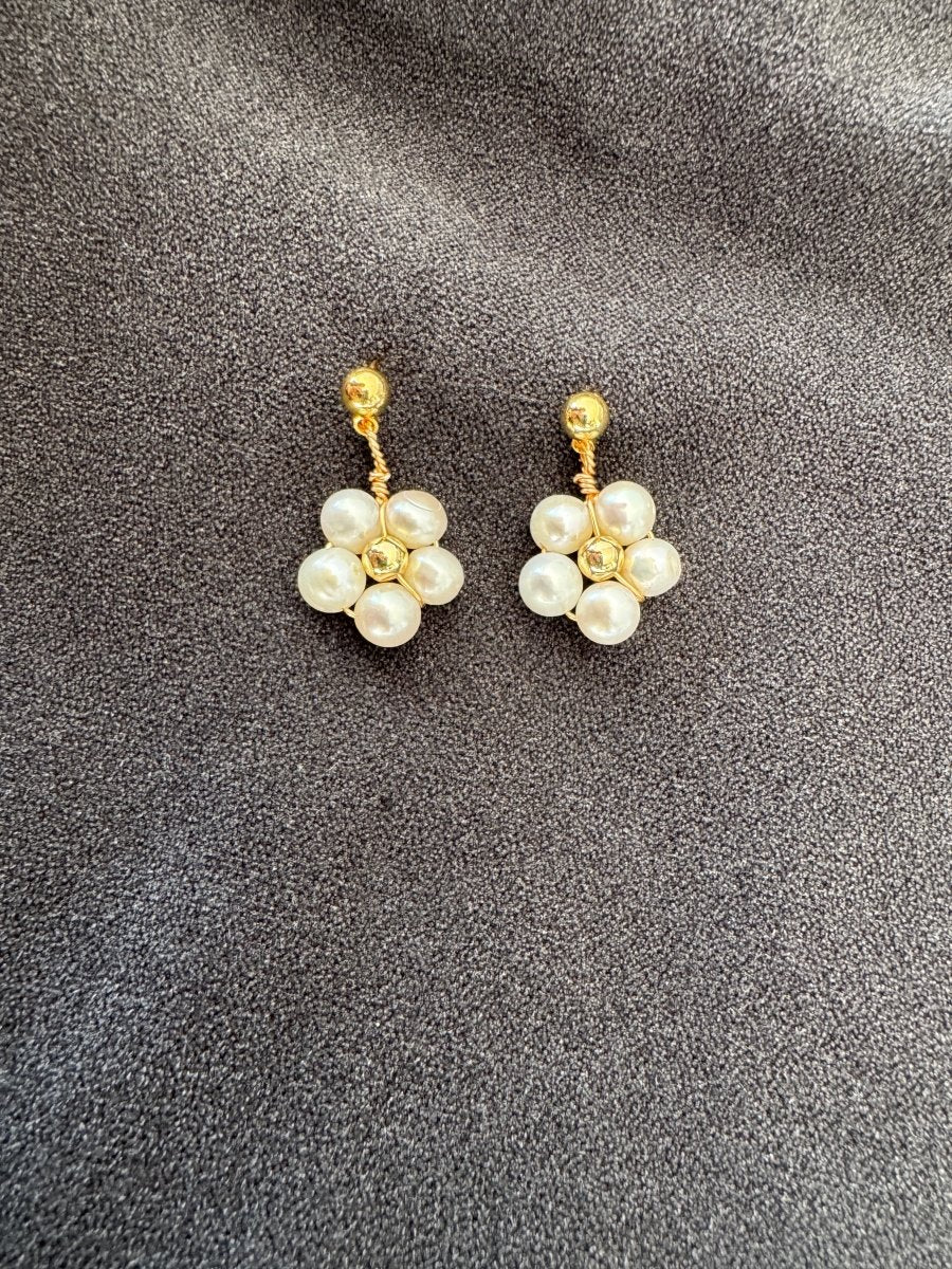 Daisy pearl earrings