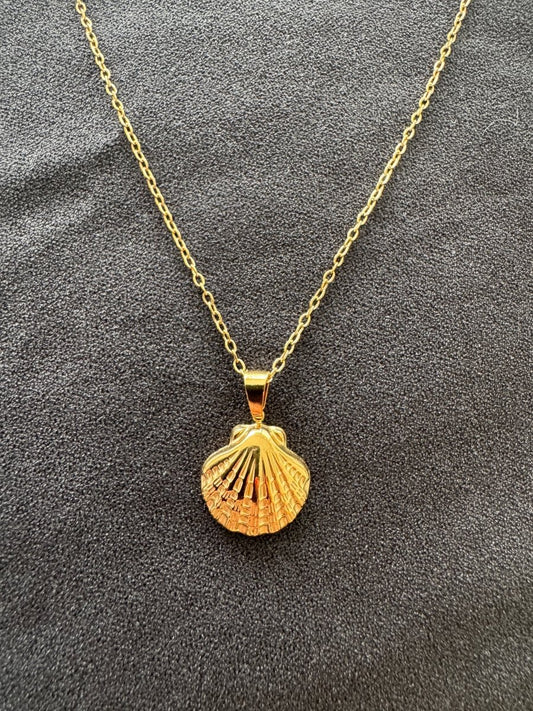 Small scallop necklace