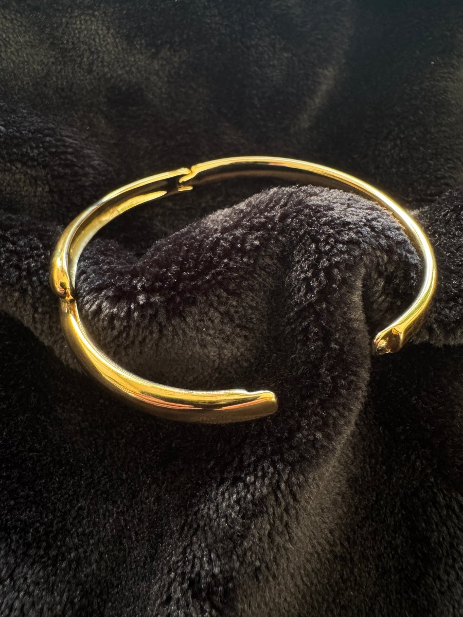 Solid hinge bangle