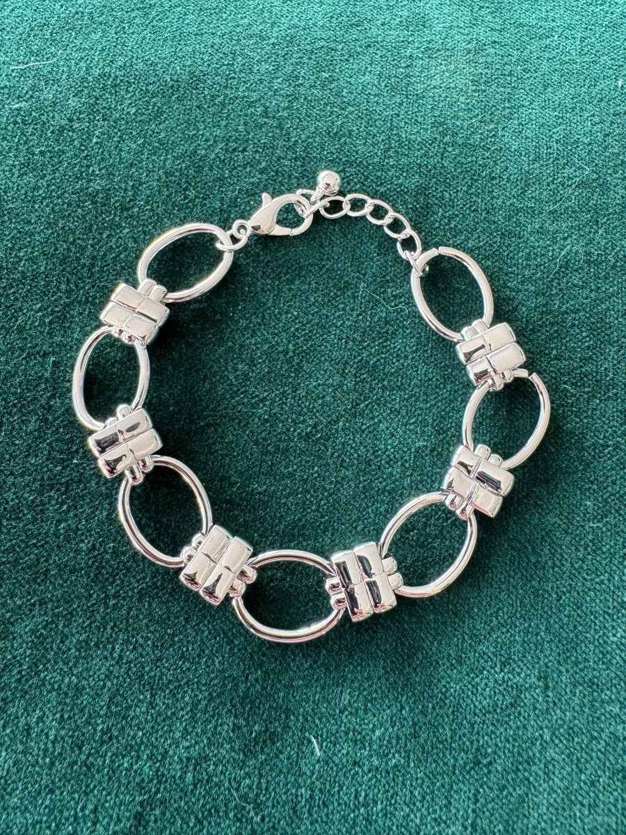 Stirrup bracelet