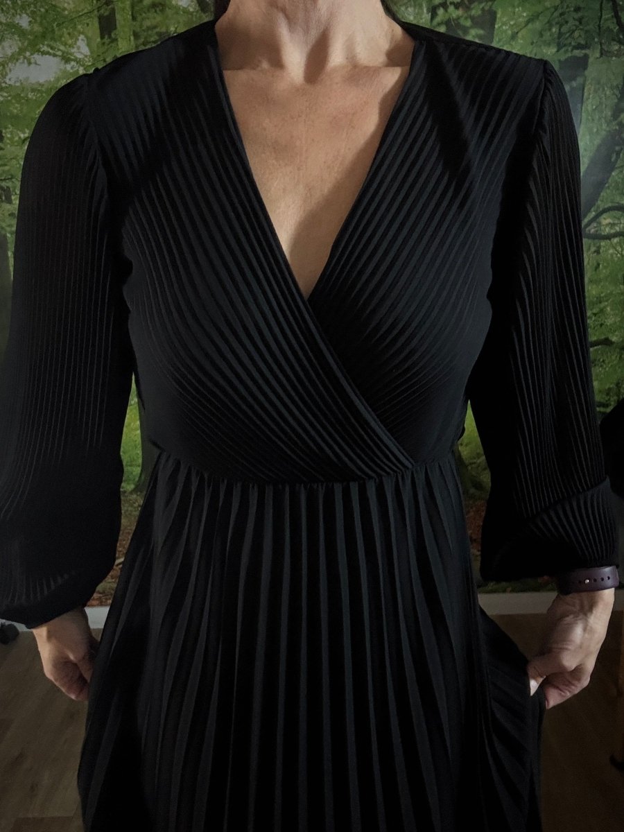 V - neck pleated dress