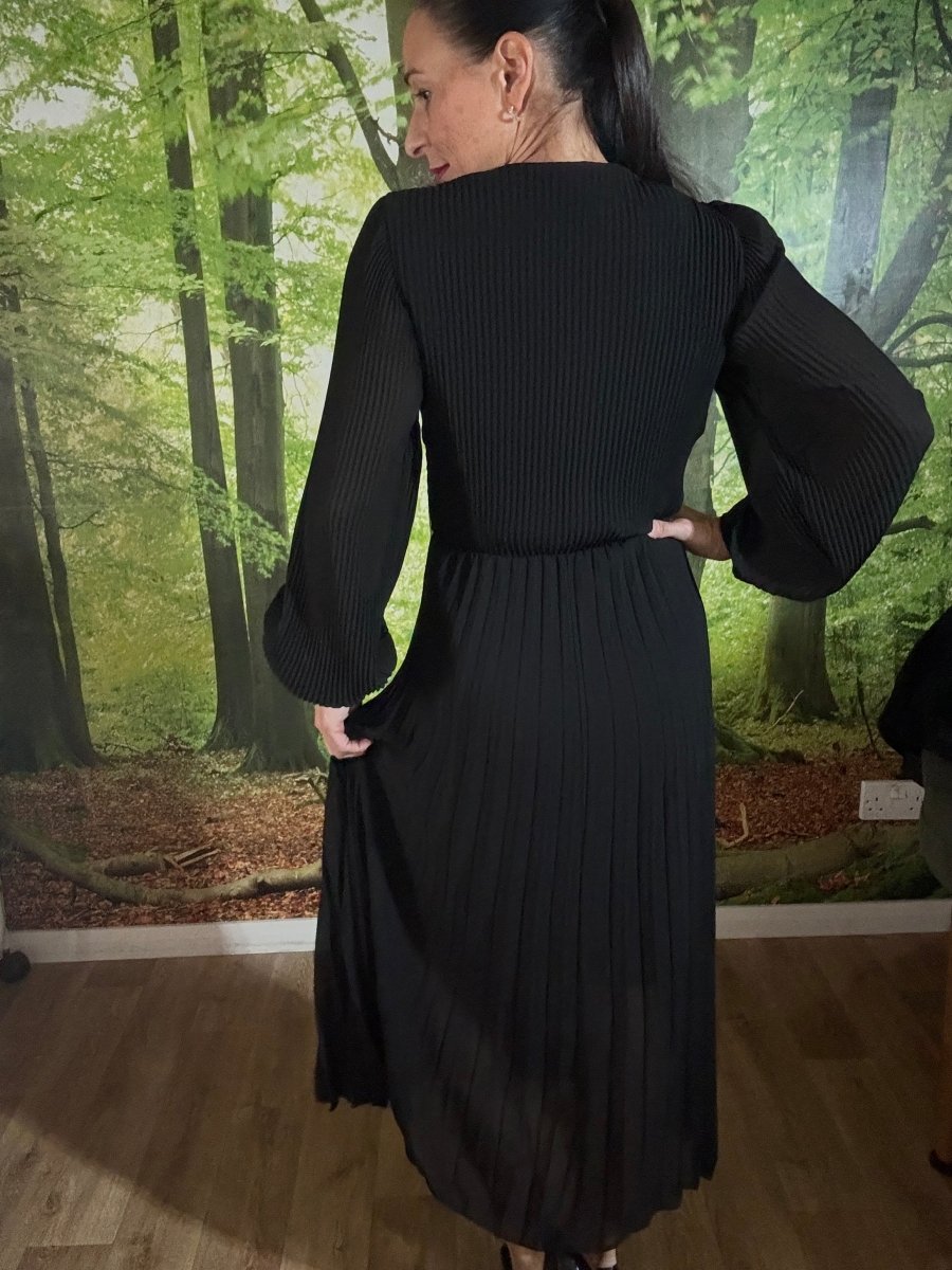 V - neck pleated dress