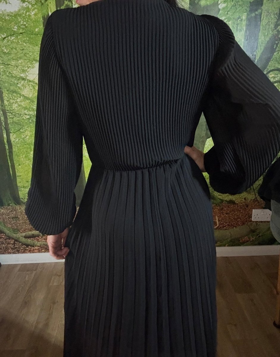 V - neck pleated dress