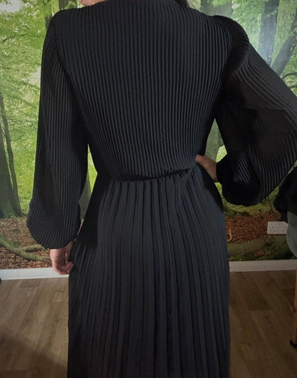 V - neck pleated dress