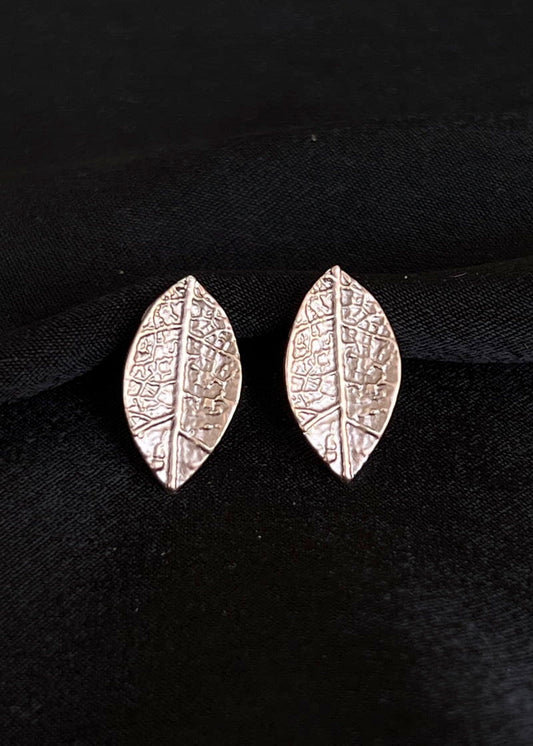 Detailed leaf earrings - Nickel free