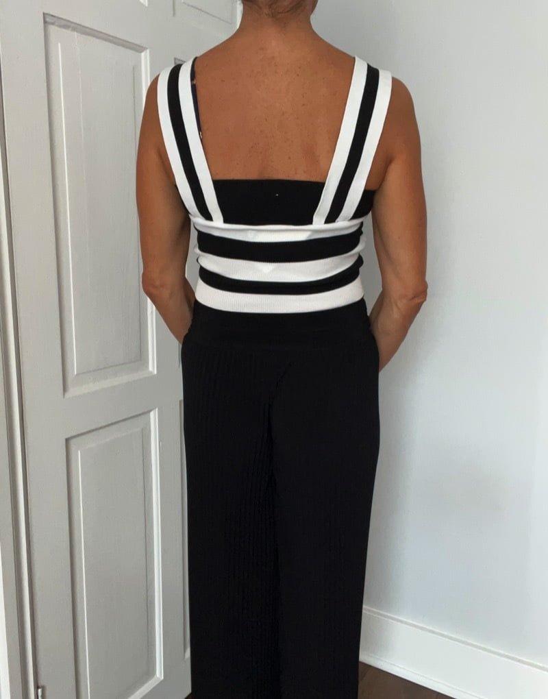 Monochrome cropped top