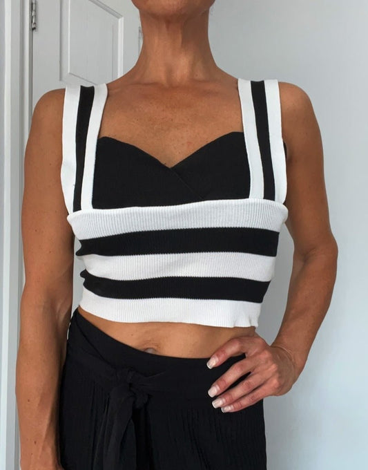 Monochrome cropped top